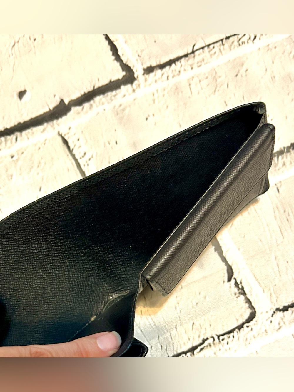Louis Vuitton Black Taiga Textured Leather Men’s Wallet. Multiple sections- VGUC - Picture 10 of 15